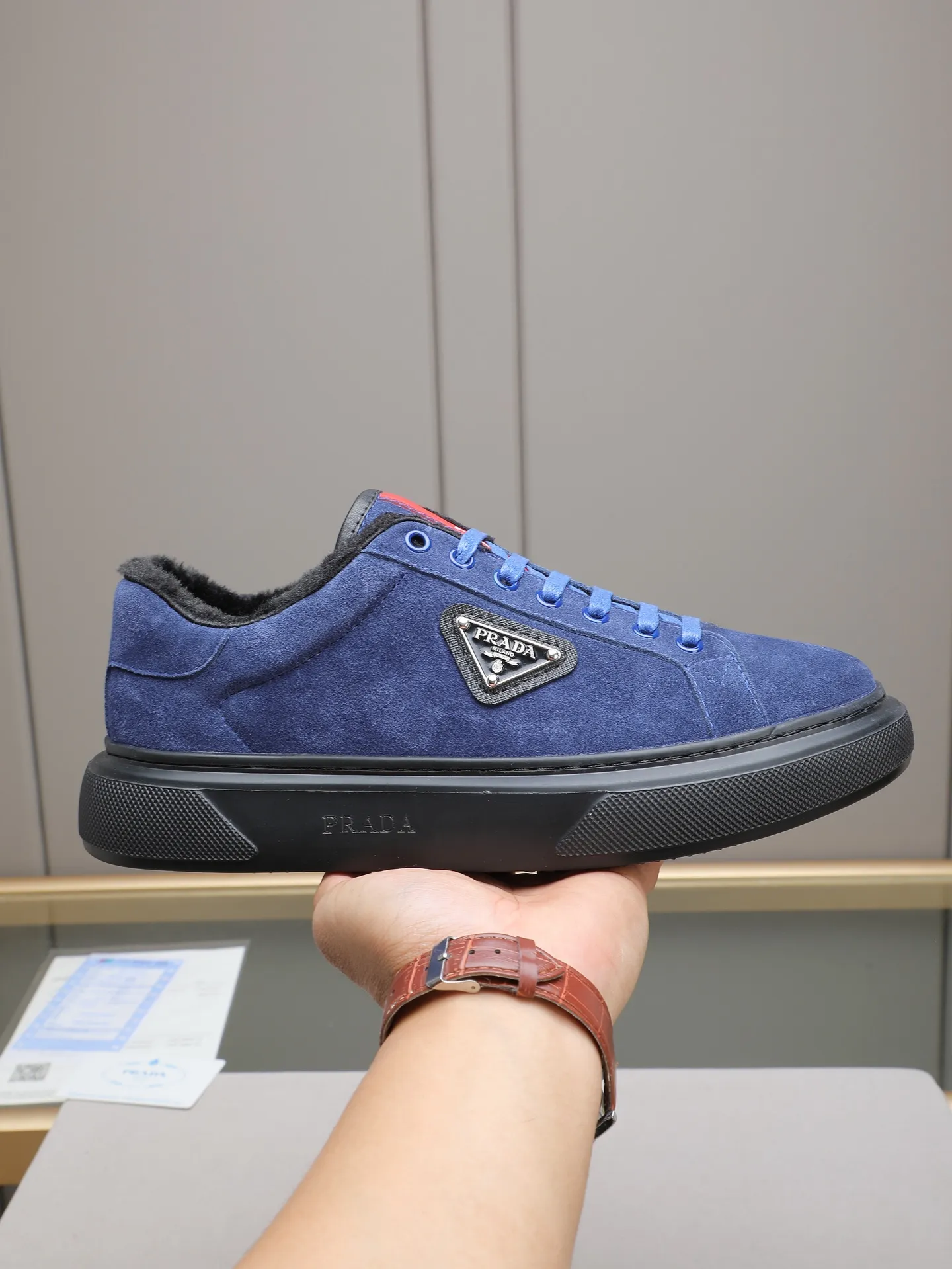 PP440 Prada/Prada men's new casual shoes, this upper is made of imported calfskin + velvet lining! The outside is decorated with the P family's classic metal triangle enamel logo, and the outsole is made of non-slip sports foam ultra-light outsole, which feels good on the feet and is a fashionable and fashionable item! Four colors to choose from!  Size: 38-44 (45 customized)